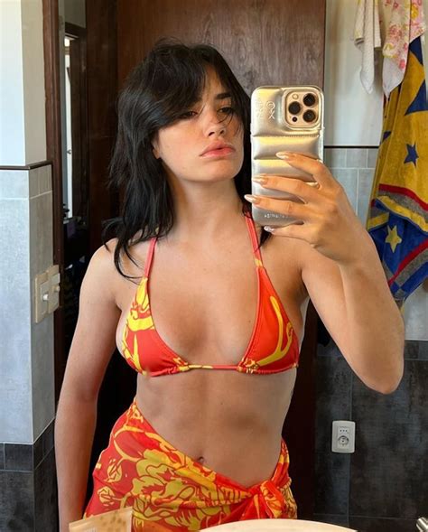 A puro fuego Lali Espósito estrenó una microbikini y arrasó con un