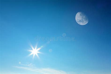 Luna Y Sol Junto En El Cielo Imagen De Archivo Imagen 45876105