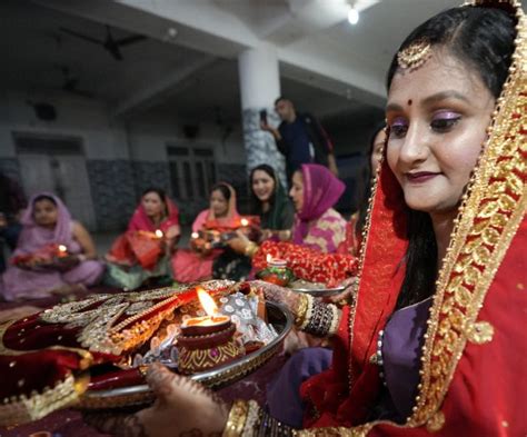 Karwa Chauth 2023 देशभर में महिलाओं ने किया चांद का दीदार तस्वीरों में देखिये करवा चौथ का