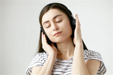 Femme étudiante Brune Posant Les Yeux Fermés écoutant Des Sons