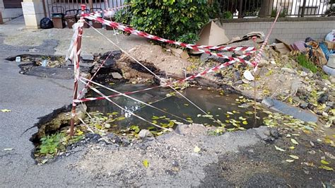 Reggio Calabria Perdita Di Acqua E Degrado In Via Margherita Hack Foto