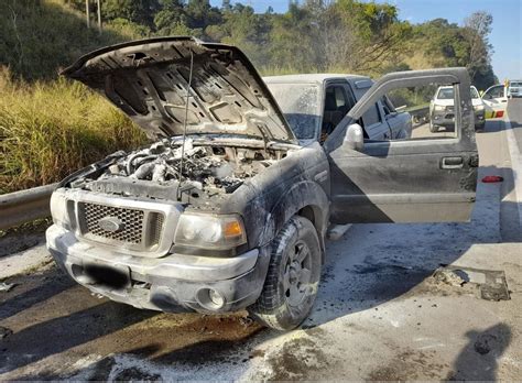 Caminhonete pega fogo na rodovia Castello Branco em Araçariguama