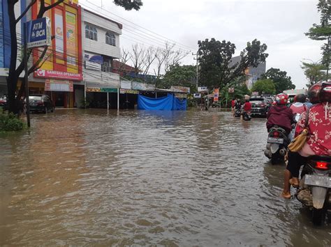 Dilanda Cuaca Ekstrem Dan Pasang Sungai Palembang Terendam Banjir