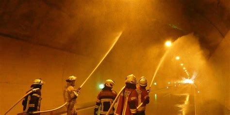 Feuerwehrübung im Tunnel Schwarzer Berg auf der A 70