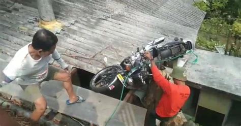 Sepeda Motor Nyangkut Di Atap Rumah Warga Mojokerto Kok Bisa