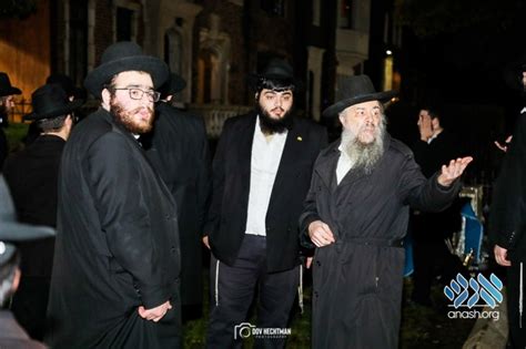 Rebbe’s Sukka Built Moments After Yom Kippur - Anash.org