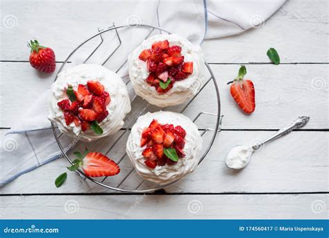 Bolo Delicioso De Pavlova Merengue E Morangos Frescos Imagem De