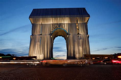 Paris' wrapped Arc de Triomphe bewilders tourists | Daily Sabah