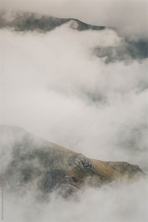 High Misty Mountains With Clouds And Sunlight Del Colaborador De