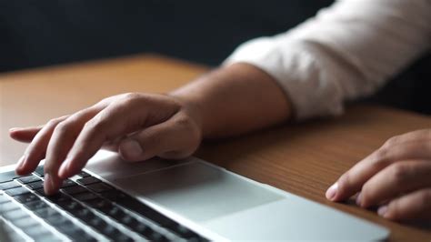 escribiendo a mano en la computadora portátil en el escritorio de la