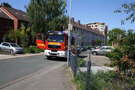 Feuer in der Matthias Grünewald Straße Feuerwehr schützt Reihenhäuser