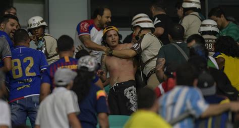 Gresca Entre Colombianos En Estadio De Brasil