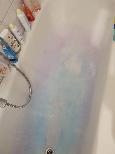 Rinsing The Evidence: 5 Ways To Remove Hair Dye From Your Bathtub