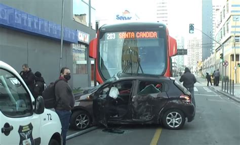 Lutador sai ileso após ter carro arrastado por ônibus