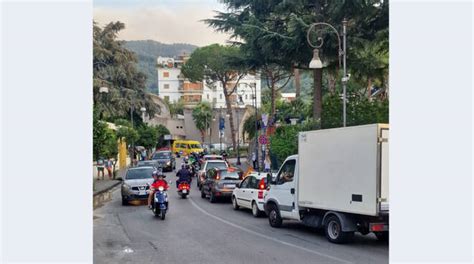 Sorrento Traffico Intenso In Via Degli Aranci Per La Presenza Di