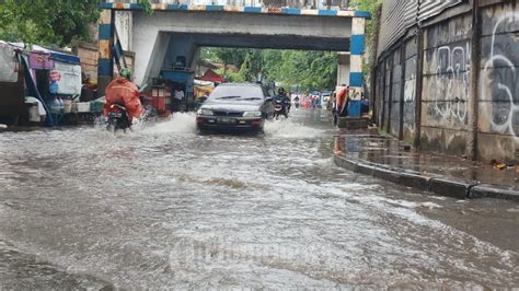 Genangan Air Di Jalan Akibat Hujan Deras Foto Tribunnews