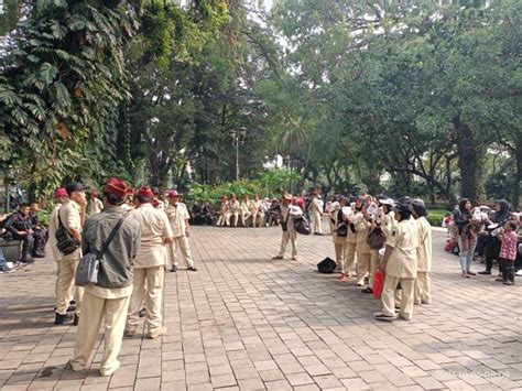 Jelang Pendaftaran Ke KPU Pendukung Prabowo Mulai Berdatangan Di Taman