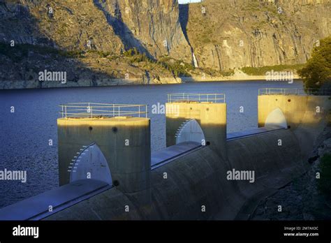 hetch hetchy dam, reservoir and waterfall Stock Photo - Alamy