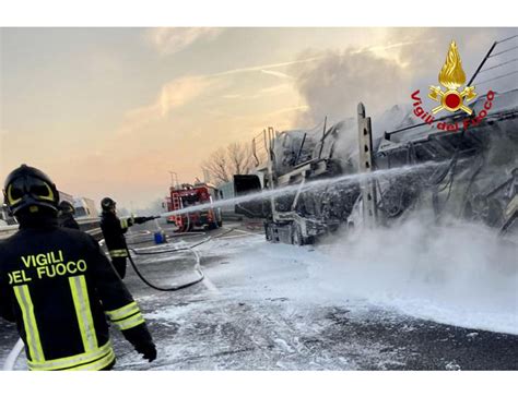 Scontro Tra Quattro Camion Morto Un Camionista Grave Un Altro