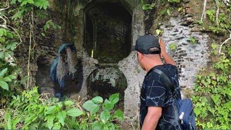 Merinding Youtuber Ini Nekat Memasuki Rumah Tua Paling Angker