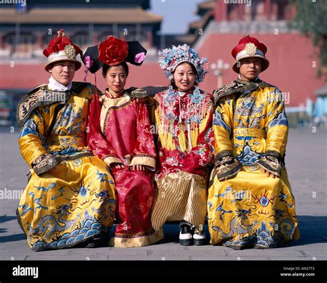 Ming dynasty costume hi-res stock photography and images - Alamy