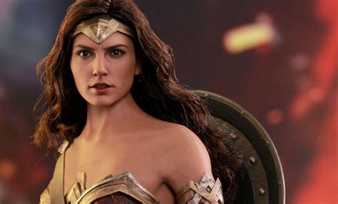 Wonder Woman Hot Toys Pronta A Combattere Con La Nuova Action Figure