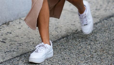 Los Mejores Looks Con Zapatillas Blancas Est S De Moda Revista De