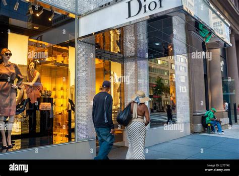 Fifth Avenue Store Fronts Hi Res Stock Photography And Images Alamy