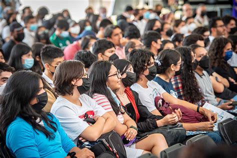 Uv Entreg Premio La Ciencia Y El Hombre En La Filu Universo