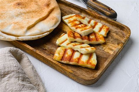 Fromage Halloumi Chypriote Traditionnel Sur Fond De Table En Pierre