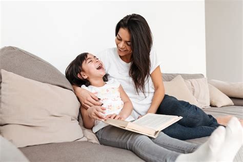 Retrato De Uma Mulher Feliz Sua Filha Sorrindo Enquanto Descansava