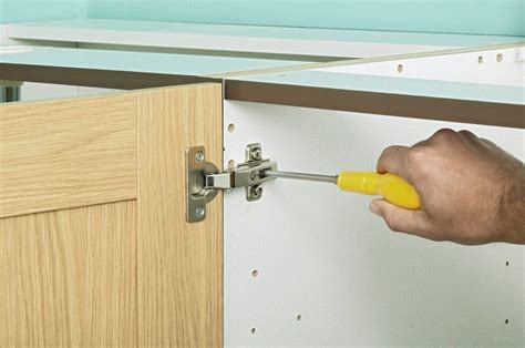 Schranktüren richtig einstellen so geht s Hinges Screwdriver Diy