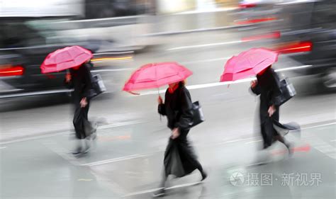 商界人士走在大街上雨天运动模糊照片 正版商用图片0abrma 摄图新视界