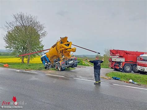 N Achs Betonmischer Bei Langenlois In Den Graben Gest Rzt Bergung