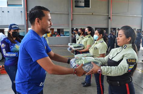 Alcalde Johan Castañeda entregó uniformes a efectivos del Cuerpo de