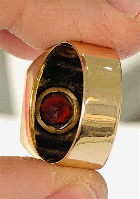 Stunning Heavy Vintage Mens 9ct Gold Garnet Signet Ring Birmingham