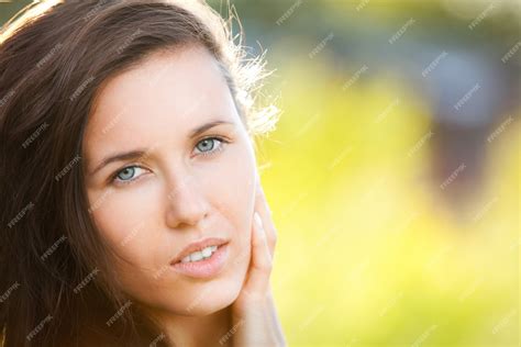 Retrato De Mulheres Jovens E Bonitas Foto Grátis