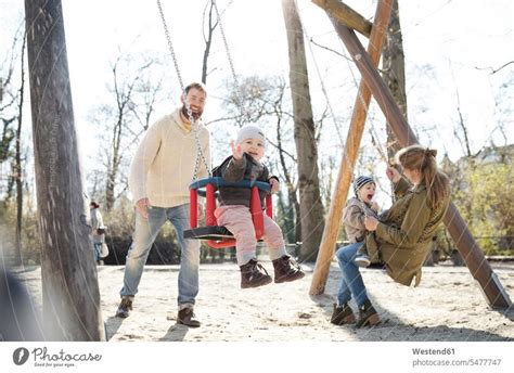 Glückliche Familie auf dem Spielplatz ein lizenzfreies Stock Foto von