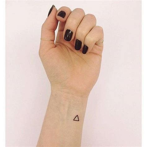 30 Ideias de tatuagens extremamente minimalistas para você começar sem medo