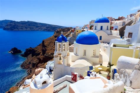 The artistic Oia in Santorini