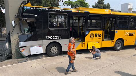 Eduardo Paes Diz Que Motorista De Brt Envolvido Em Acidente Grave No