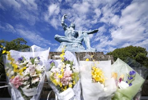 長崎市の平和祈念像11日午後2時44分 速報日本被団協にノーベル平和賞 結成68年核兵器のない世界に向け努力 写真画像 1