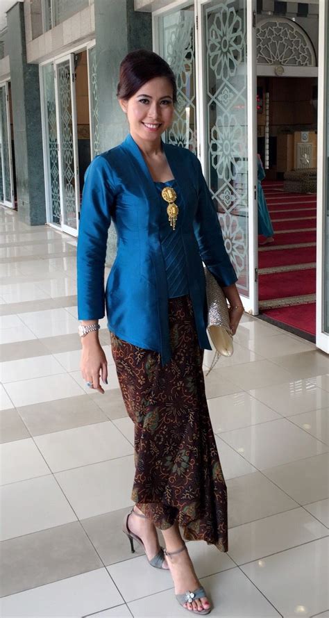 Model Kebaya Kutu Baru Modern Klasik Brokat Berhijab Terbaru 2019