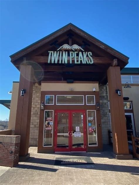 Twin Peaks In Columbia Sc American Food And Sports Bar