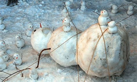 15 Hilariously Creative Snowmen That Would Make Calvin And Hobbes Proud