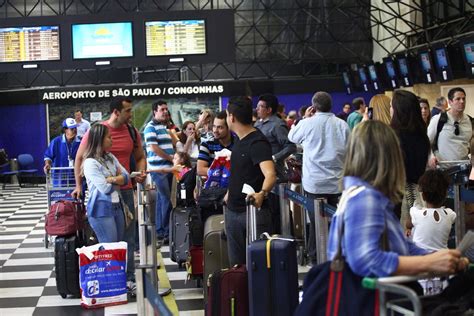 Avião da Avianca faz pouso de emergência em Brasília 28 03 2014 UOL