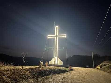 FOTO Cârligele Crucea de pe dealul Deleanu iluminată cu led