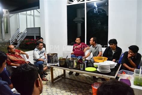 Foto Kumpul Keluarga Di Rumah Koleksi Gambar