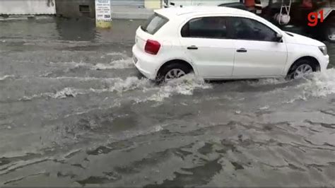 Vídeo Chuva forte provoca alagamento no bairro de São Caetano em