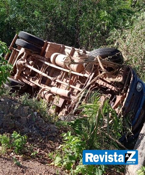 Caminh O Carregado De Areia Tomba Em Ribanceira E Deixa Feridos Em